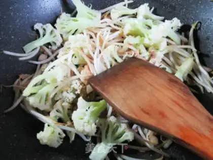 Make Five bouquets and green bean sprouts step 6