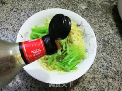 Make Celery mixed car noodles step 4