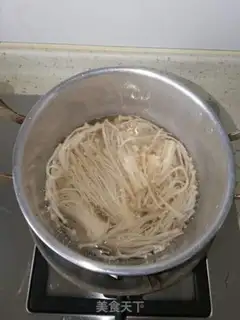 Make Frozen needle mushrooms step 1