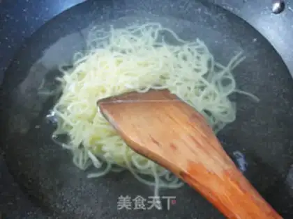 Make The green bean sprouts, the car noodle step 1