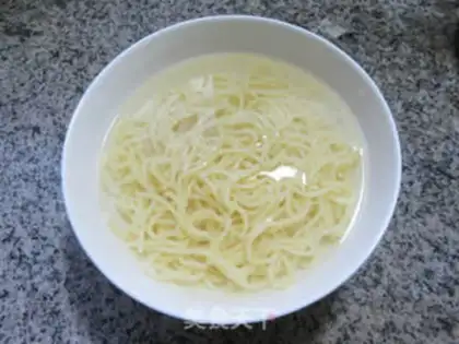 Make The green bean sprouts, the car noodle step 2