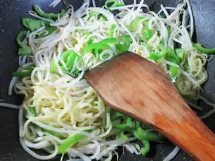 Make The green bean sprouts, the car noodle step 4