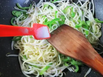 Make The green bean sprouts, the car noodle step 5