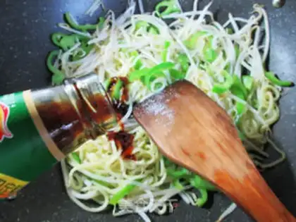 Make The green bean sprouts, the car noodle step 6