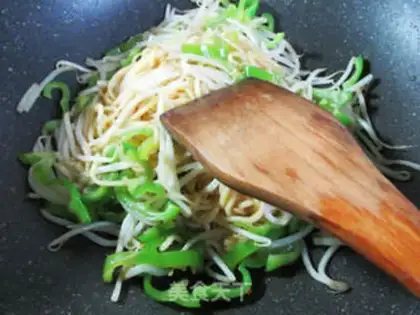 Make The green bean sprouts, the car noodle step 7
