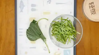 Make Clear the red potato leaves step 1