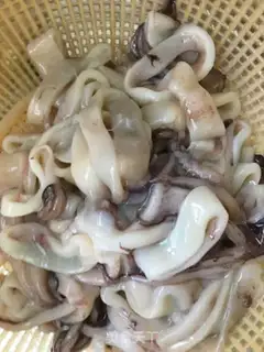 Make Black pepper squid step 1