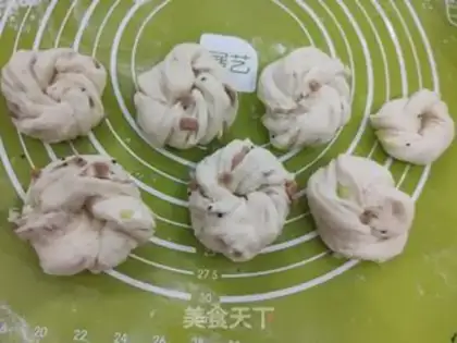Make Ham black sesame onion rolls step 10