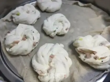 Make Ham black sesame onion rolls step 11
