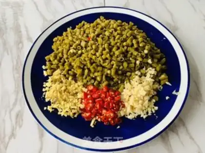 Make Pyramid meat and beans step 1