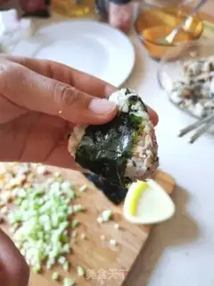 Make Delicious seaweed sushi step 5