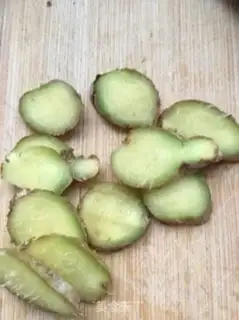 Make Pepper ginger date tea step 0