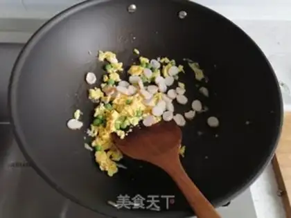 Make Three fresh fried rice step 4