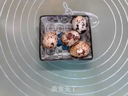 Make Fried quail eggs for a sandwich machine step 0