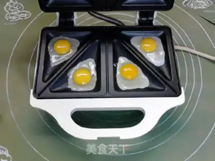 Make Fried quail eggs for a sandwich machine step 3