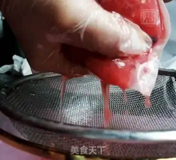 Make Hand over watermelon juice step 2