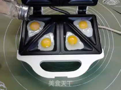 Make Fried quail eggs for a sandwich machine step 4