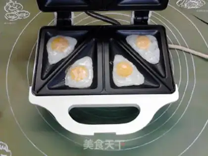 Make Fried quail eggs for a sandwich machine step 6
