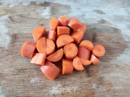 Make Silver-ear carrot steak soup step 4