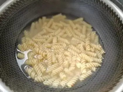 Make Tomato steak shrimp. Noodles step 2