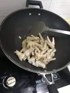Make A beer with chicken claws step 1