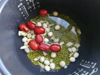 Make Green bean lily lotus soup step 1