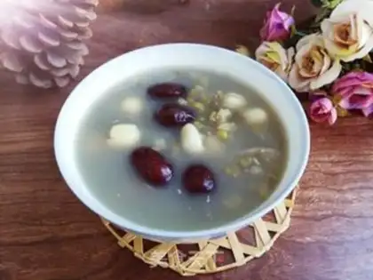 Make Green bean lily lotus soup step 2