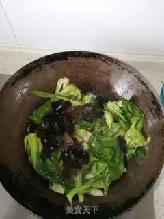 Make Scrambled eggs and ears step 2