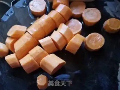 Make Lotus carrot mountain medicine soup step 1