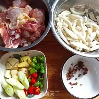 Make The chickens are burning white mushrooms step 0
