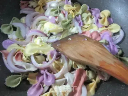 Make Eggs, onions, butterflies step 6