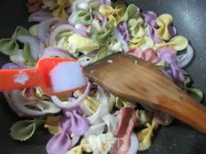 Make Eggs, onions, butterflies step 7