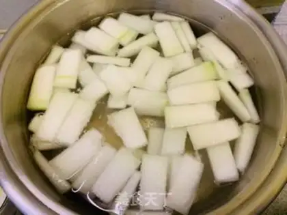 Make Pyramid butter and melon seafood step 1