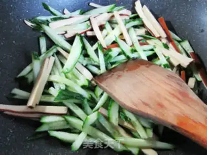 Make Egg dry cucumber rolls step 4