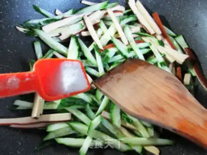Make Egg dry cucumber rolls step 5