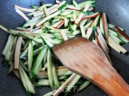 Make Egg dry cucumber rolls step 7