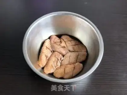 Make Quick, hands on the wings step 0