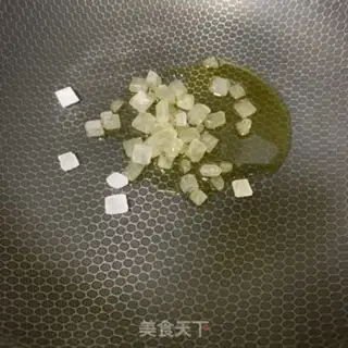 Make I used to make onions with flowers and sauce step 0