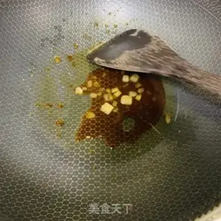 Make I used to make onions with flowers and sauce step 1