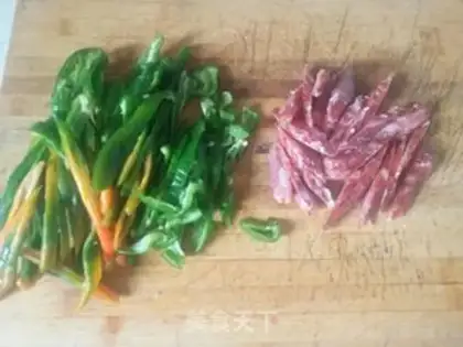 Make Pepper fried sausage step 1