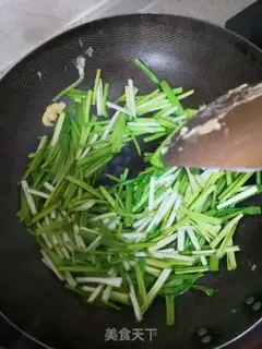 Make Garlic fried eggs step 3