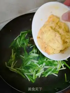 Make Garlic fried eggs step 4