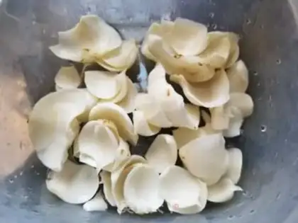 Make Fresh lilies, omelet soup step 0