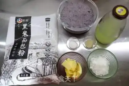 Make Sausage pickles, cheese, black rice bread step 3
