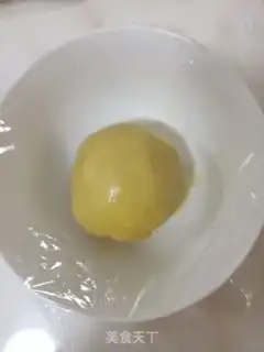 Make A broad rose moon cake step 1