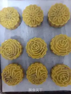 Make A broad rose moon cake step 4