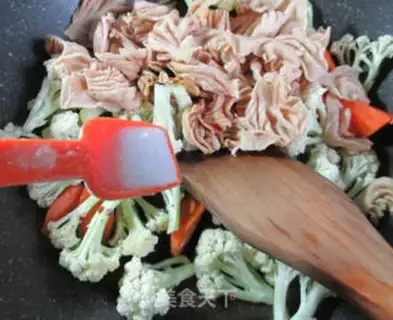 Make Carrot florist with veggie wings step 4