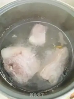 Make Water and white meat step 0