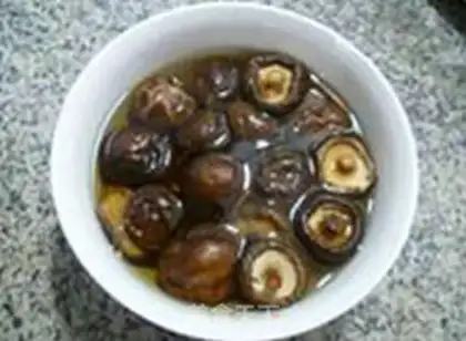 Make Money mushrooms, pig hoof soup step 2