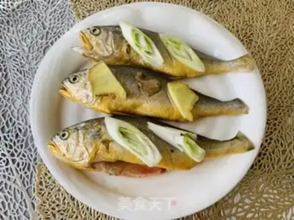 Make Pyramid mushrooms and yellowfish step 1